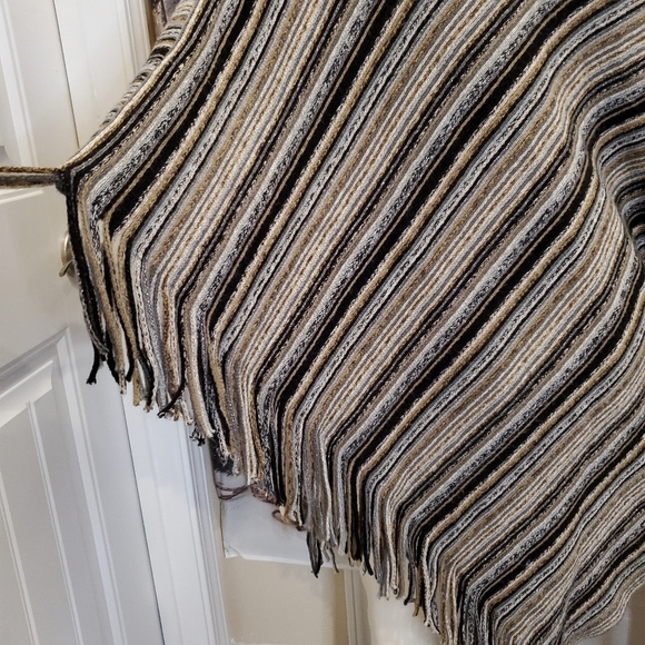 Poncho - Picture 6 of 8